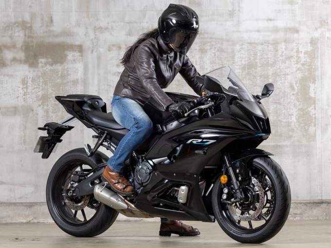 ヤマハ YZF-R7(2022年モデル)乗車姿勢