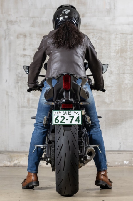 ヤマハ YZF-R7(2022年モデル)足つき
