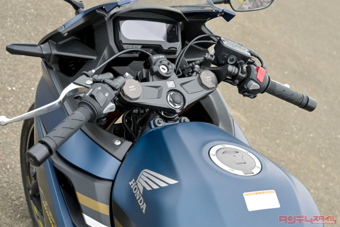 HONDA CBR400R(2022年モデル/8BL-NC56)ハンドル