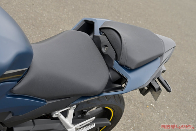 HONDA CBR400R(2022年モデル/8BL-NC56)シート