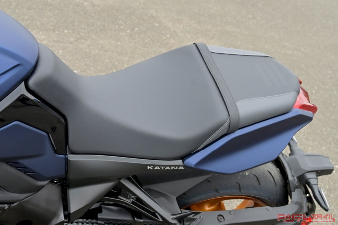 SUZUKI KATANA(2022年モデル/8BL-EK1AA)シート