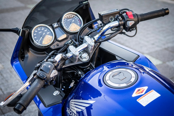 教習所に行く前に!バイクを動かすには、何をどう操作すればいい? 覚えておきたい7つの基本!【バイクライフ・ステップアップ講座/バイクの操作 -基本編-】