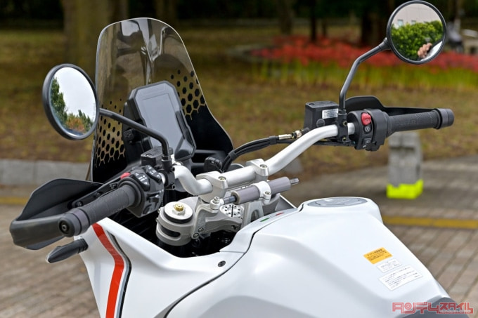 DUCATI DESERT X(2022年モデル)ハンドル
