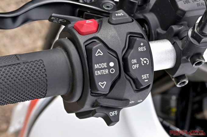 DUCATI DESERT X(2022年モデル)左ハンドルスイッチボックス