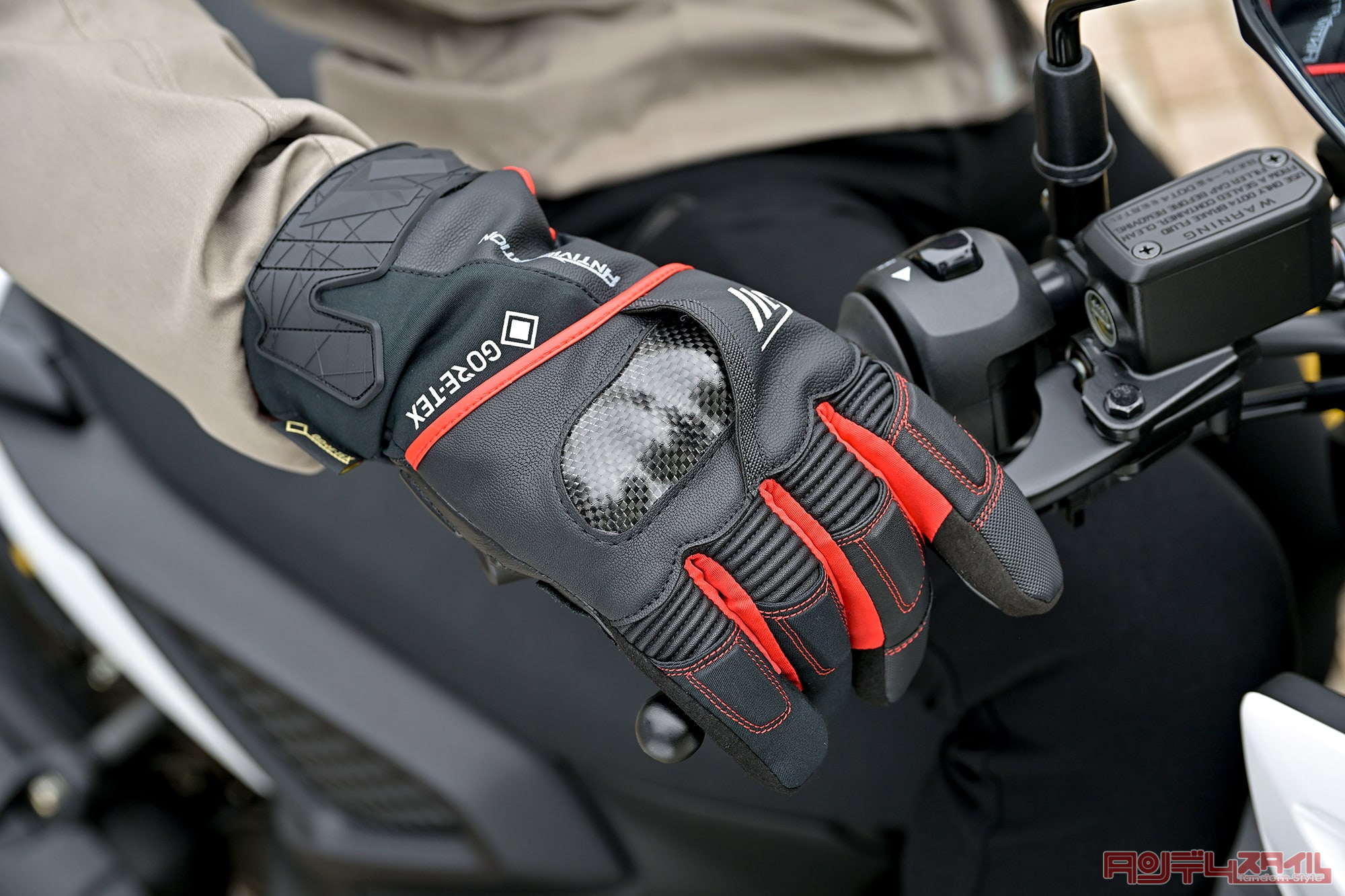 GWM GORE-TEX ANTI V GLOVES 着用イメージ