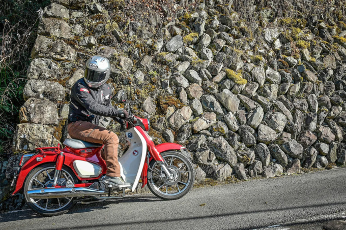 起伏がある坂道にも強い!レンタルバイクで日本の原風景を旅するなら『スーパーカブ C125』がピッタリだと思う