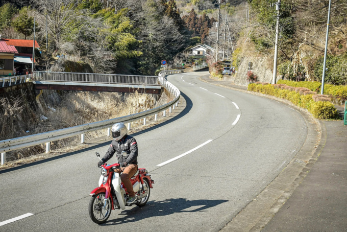 起伏がある坂道にも強い!レンタルバイクで日本の原風景を旅するなら『スーパーカブ C125』がピッタリだと思う
