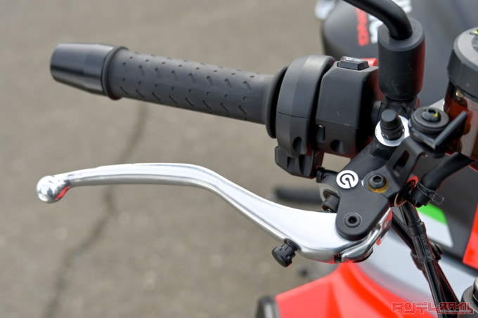 APRILIA TUONO660(2022年モデル)アクセル&フロントブレーキ