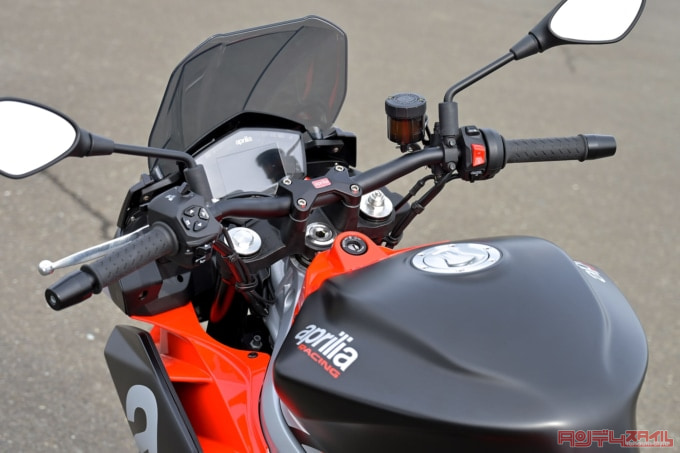 APRILIA TUONO660(2022年モデル)ハンドル