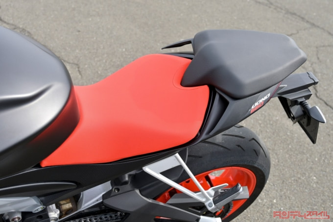 APRILIA TUONO660(2022年モデル)シート