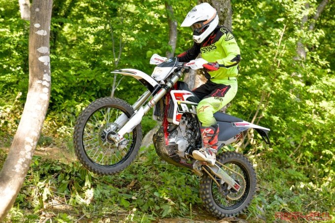 AJP SPR250(2022年モデル)ダート走行