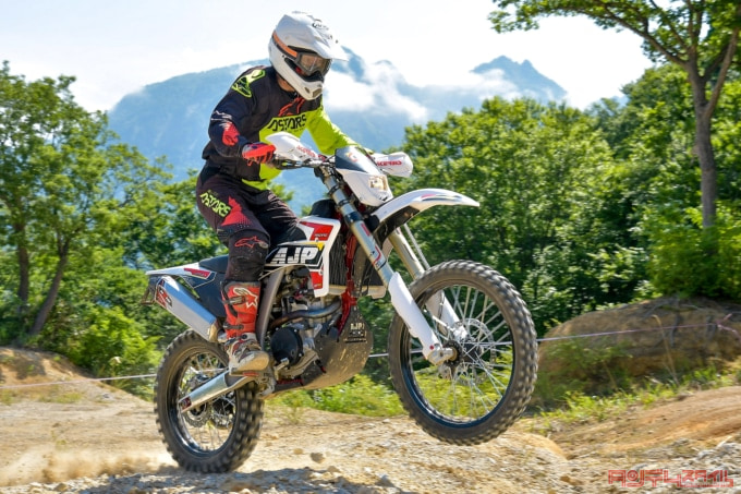 AJP SPR250(2022年モデル)ダート走行