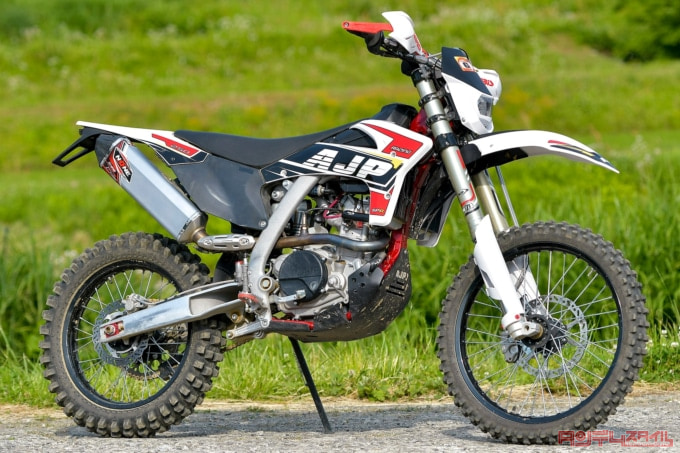 AJP SPR250(2022年モデル)右サイドビュー