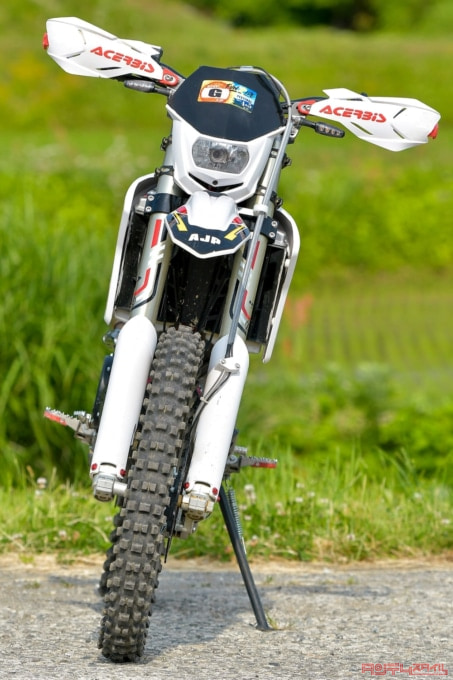 AJP SPR250(2022年モデル)フロントビュー