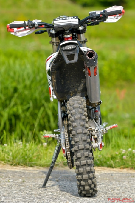AJP SPR250(2022年モデル)リヤビュー