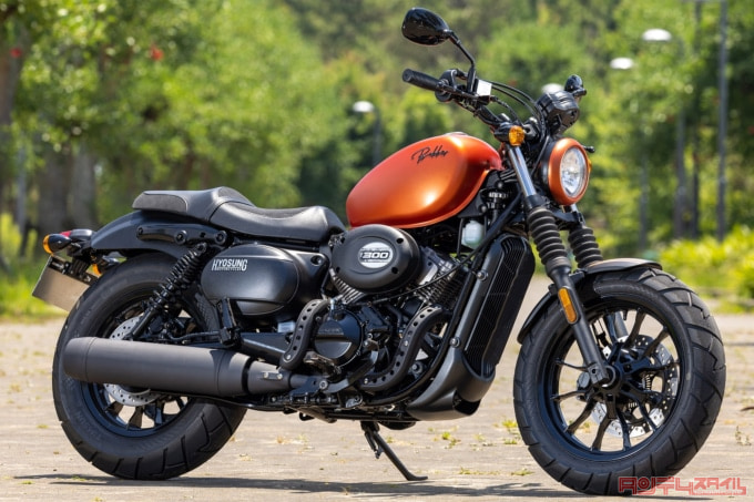 HYOSUNG GV300S BOBBER(2022年モデル)右サイドビュー