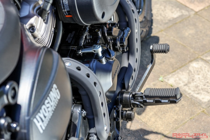 HYOSUNG GV300S BOBBER（2022年モデル）ステップ