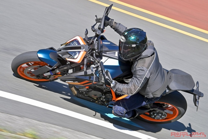 KTM 1290 SUPER DUKE R EVO(2022年モデル)走行