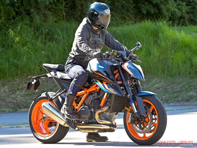 KTM 1290 SUPER DUKE R EVO(2022年モデル)乗車姿勢