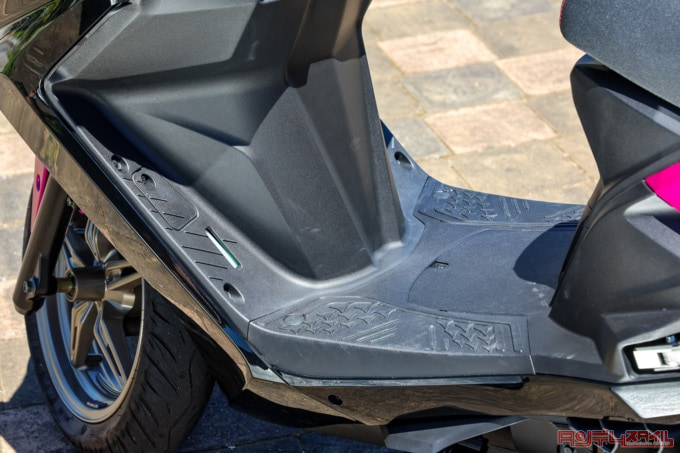 KYMCO KRV180TCS(2022年モデル)ステップボード
