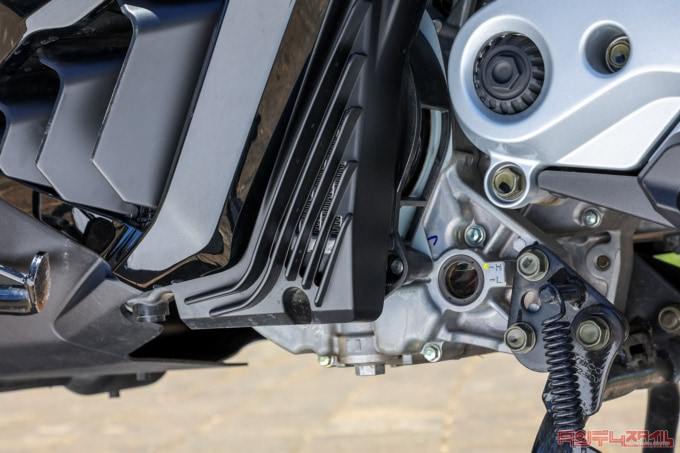 KYMCO KRV180TCS(2022年モデル)エンジンマウント
