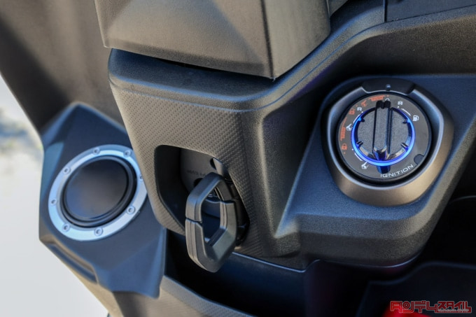 KYMCO KRV180TCS(2022年モデル)コンビニフック&USBソケット