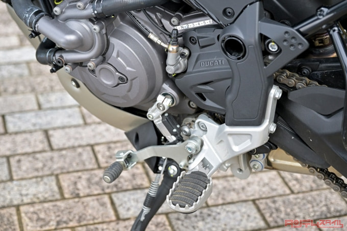 DUCATI DESERT X(2022年モデル)ステップ