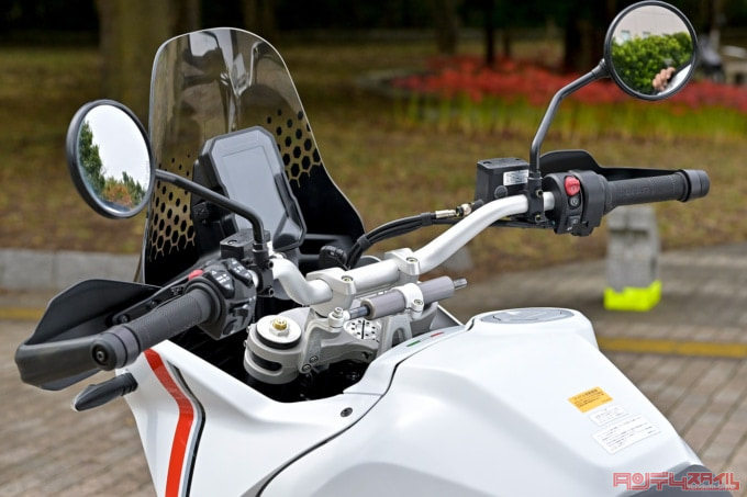 DUCATI DESERT X(2022年モデル)ハンドル