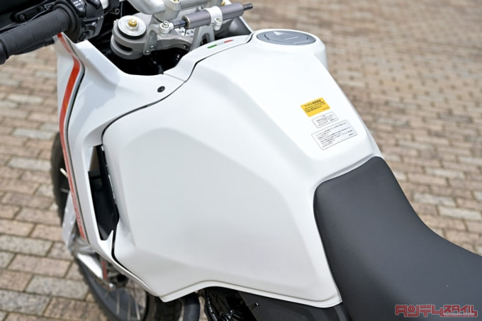 DUCATI DESERT X(2022年モデル)燃料タンク