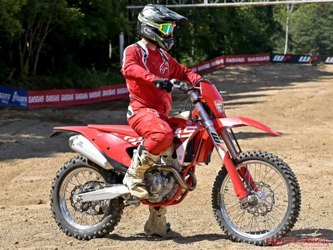 GASGAS EC250F(2023年モデル)乗車姿勢