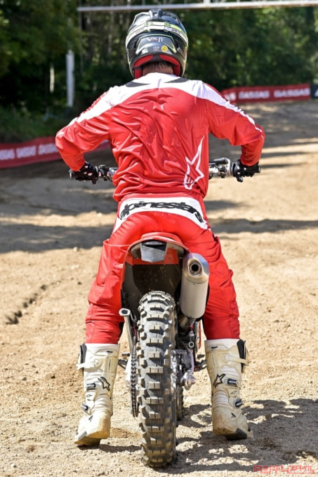 GASGAS EC250F(2023年モデル)足つき