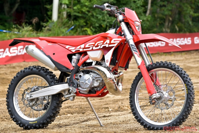 GASGAS EC300(2023年モデル)右7:3ビュー