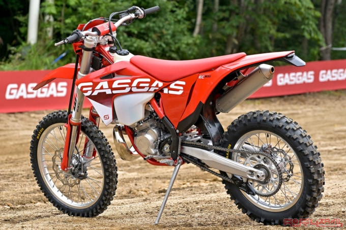 GASGAS EC300(2023年モデル)左7:3ビュー