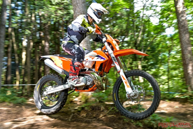 KTM 250EXC(2023年モデル)ダート走行