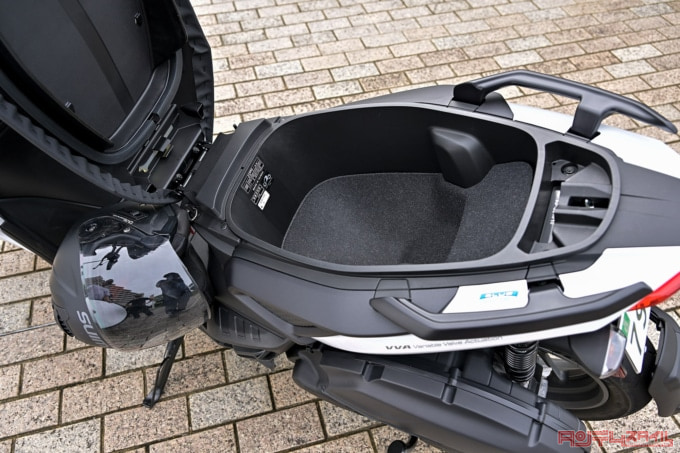 YAMAHA X FORCE(2022年モデル)シート下収納スペース