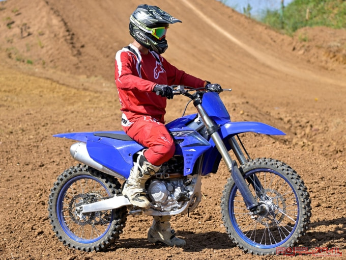 YAMAHA YZ450F(2023年モデル)乗車姿勢