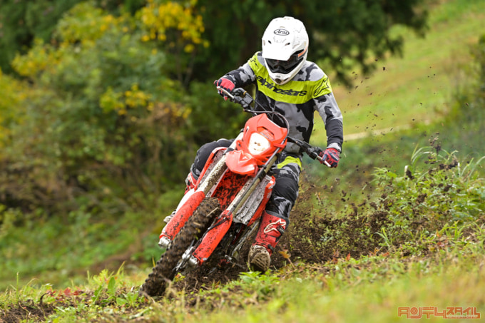 BETA RR2T 125(2023年モデル)ダート走行