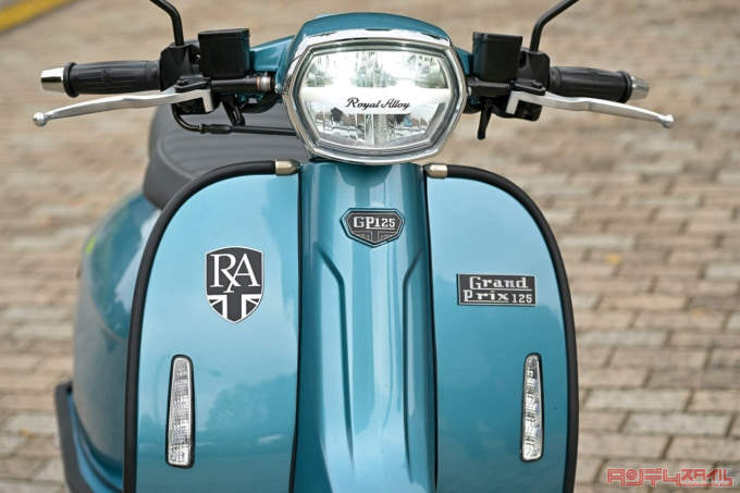 ROYAL ALLOY GP125(2022年モデル)ヘッドライト