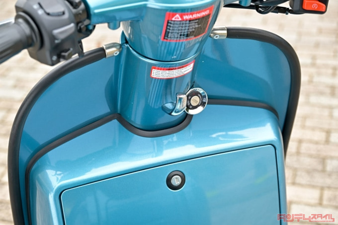 ROYAL ALLOY GP125(2022年モデル)ハンドル下