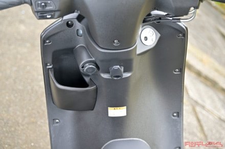 SUZUKI ADDRESS125(2022年モデル)グローブボックスまわり