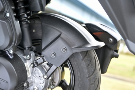 SUZUKI AVENIS125(2022年モデル)リヤインナー