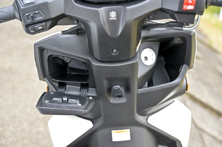 SUZUKI AVENIS125(2022年モデル)グローブボックスまわり
