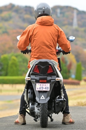 SUZUKI AVENIS125(2022年モデル)足つき