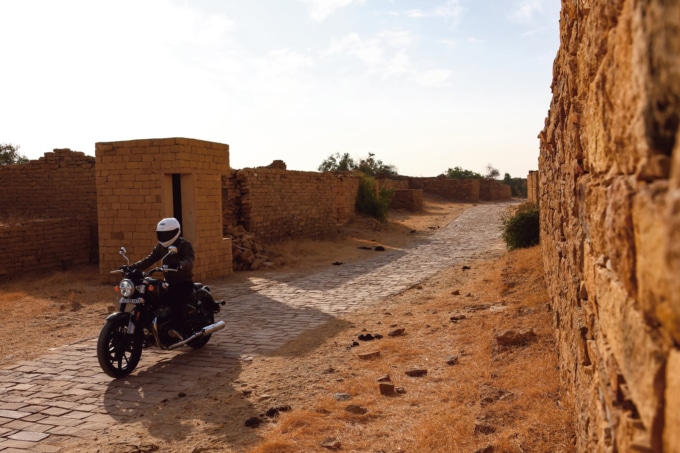 ROYAL ENFIELD SUPER METEOR650(2023年モデル)走行イメージ
