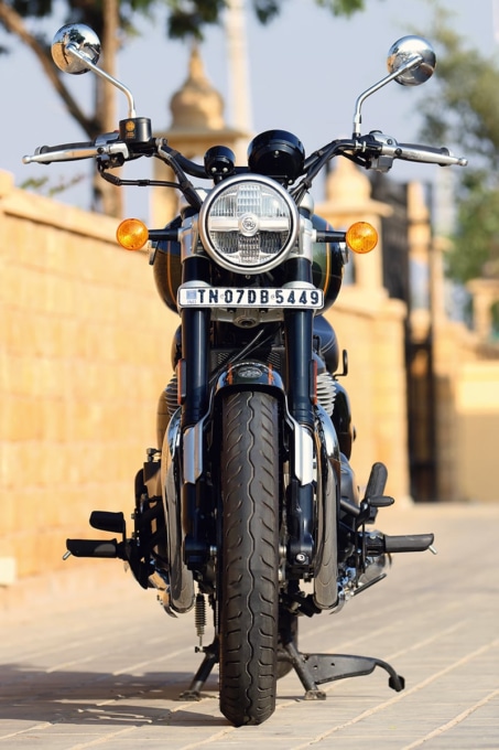 ROYAL ENFIELD SUPER METEOR650(2023年モデル)フロントビュー