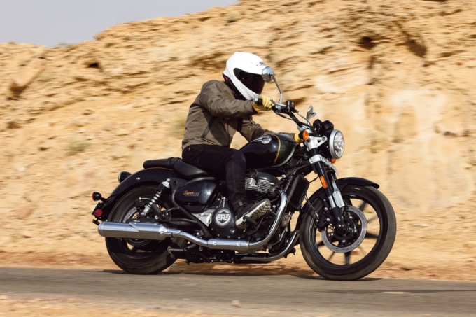 ROYAL ENFIELD SUPER METEOR650(2023年モデル)走行イメージ