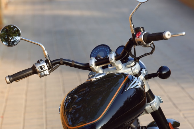 ROYAL ENFIELD SUPER METEOR650(2023年モデル)ハンドル