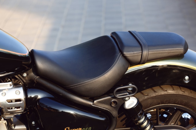 ROYAL ENFIELD SUPER METEOR650(2023年モデル)シート
