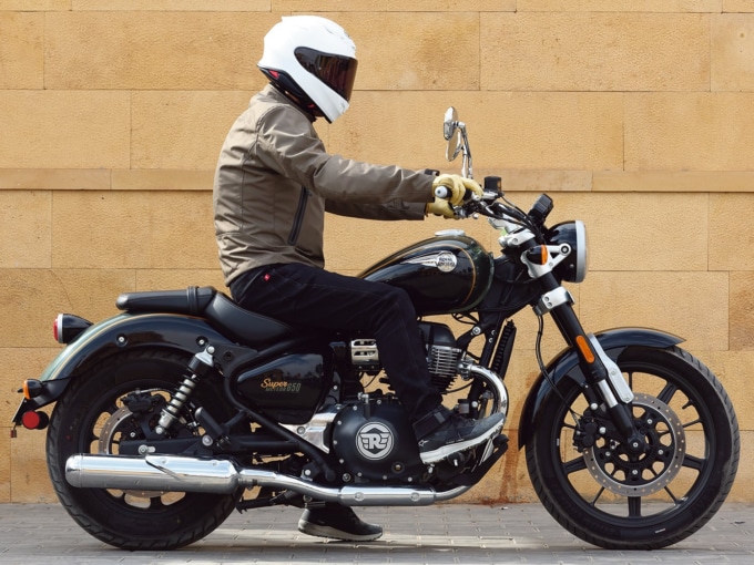 ROYAL ENFIELD SUPER METEOR650(2023年モデル)乗車姿勢