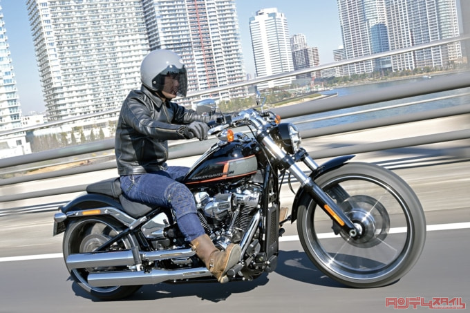 HARLEY-DAVIDSON BREAKOUT117(2023年モデル)走行イメージ
